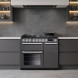 Falcon Nexus 2026 90 Gas gaskookfornuis in moderne grijze keuken met inbouwsituatie