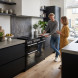 Falcon Nexus 2026 90 Inductie fornuis, wit-zwart, vooraanzicht drie-kwart aanzicht met beide ovens geopend