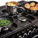 Falcon Professional Deluxe 110 Gas fornuis, gaskookplaat met wok, pan met groenten en schaal met vlees