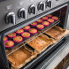 Falcon PROP90FXDFSS/C_EU geopende oven met twee ovenkorflijsten gevuld met cupcakes en bakgoed