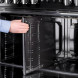 Geopende ovenruimte Falcon FXP 90 Gas links met uittrekbare rooster en hand die deur vasthoudt