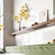 Falmec SHELF120R wandafzuiging ingebouwd in groene keuken met houten werkblad, bloemen en decoratie