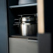 Fissler Phi Collection steelpan opgeslagen in keukenkast op plank met deksel