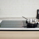 Fissler Pure Collection koekenpan 24cm op inductiekookplaat met groenten erin
