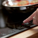 De WHIRLPOOL inductie kookplaat ACM808NE is voorzien van tiptoets bediening en flexicook