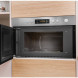 De Indesit MWI 3211 IX is uitgevoerd met een linksdraaiende deur en de bediening daarboven