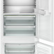 Liebherr ICBNSd 7623-20 inbouw koel-vriescombinatie open en leeg, waarbij de indeling van het koeldeel, de twee BioFresh-laden en de drie vriesladen goed te zien is