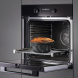 Miele H 2861-1 B 125 Edition oven met geopende deur, uitgeschoven oven rack en brood bakken met rooster zichtbaar