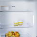 Miele K7125E koelkast bovenkant shelves leeg met witte schaal en gele drankjes