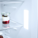 Miele K 7326 E koelkast interieur detail met glazen schappen met snoepglazen en bewaard voedsel