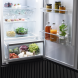 Miele K 7326 E koelkast in inbouwsituatie in donkere keuken met VeggieBox lades geopend