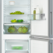 Miele KFN4395BD koelkast geopend met beide deuren, bovencompartiment en ondervriezer gevuld