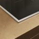 Miele KM 8484 FR inductiekookplaat inbouwdetail in keukenblad met zilveren rand