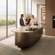 Miele KM 8895 FL inductiekookplaat in moderne keuken met eiland en personen