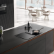 Miele KMDA 7473-1 FR Silence inductie kookplaat met afzuiging ingebouwd in keukeneiland met pan op kookzone