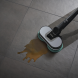 Miele TriflexHX3Aqua hybrid zuigmotor reinigt natte vloeistof op tegelvloer met groene doek