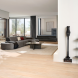 Miele TriflexHX3Aqua stofzuiger staande in moderne woonkamer naast meubels aan muur