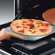 Foto van de SMEG pizzasteen PRTX gecombineerd met bijpassende pizzaschep PALPZ