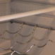 Het interieur is uitgevoerd met in hoogte verstelbare draagplateaus en een chromen flessenrek