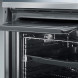 Zeer praktisch is een extra plaat boven in de oven voor eenvoudige reiniging van het plafond