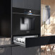 Siemens BI710C1B1 compacte oven met magnetron, inbouwsituatie in moderne keuken met koffiemachine