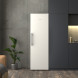 Siemens GS36NVWDG vrieskast wit geplaatst in moderne woonkeuken met donkere kasten en houten vloer