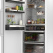 Siemens KS36NEWCM koelkast schuine vooraanzicht open deur met volledig ingedeeld interieur en HyperFresh-lades
