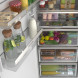 Siemens KS36NVWDG koelkast close-up interieur onderzijde met groente- en hyperFresh-laden gevuld met etenswaren