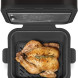 Smeg AFC01SBMEU airfryer opengesteld met gerookt kip in kookmand op grill-gridplaat