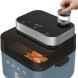Smeg AFC01SBMEU airfryer detail bedieningspaneel met hand die waterbak vasthoudt boven display