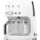 De Smeg DCF02WHEU heeft de bediening aan de voorzijde (chromen knoppen boven de koffiepot)