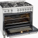 De Smeg DS9GMX beschikt over een ruime oven uitgevoerd met twee roosters en twee lekbakken