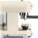 Zijaanzicht van de Smeg ECF01CREU espresso koffiemachine