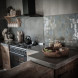 De combinatie van beton met antraciet geeft de keuken een super stoer uiterlijk