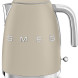 Smeg KLF03MLMEU waterkoker crèmekleurig vooraanzicht met SMEG-logo en handvat