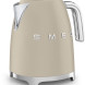 Smeg KLF03MLMEU waterkoker crèmekleurig zijaanzicht met schenktuit en handvat