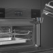 Smeg SO4102S3B combi-stoomoven, geopende deur met watervultrechter en bakplaat in gebruik