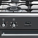 Eenvoudige en duidelijke bediening van de Smeg SNL916MFA9. Uitgevoerd met een oven met draaispit. Instelbaar tot 260 graden