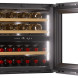 Stoves ST448360 wijnkast met geopende glazen deur, interieur met twee wijnglazenrekken en twee fleskakken zichtbaar