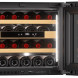 Stoves ST446345 wijnklimaatkast zijaanzicht geopend, interieur met zes rijen wijnflessen in houten laden en glazen zijpaneel
