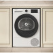 Whirlpool C WD1 84M WBS warmtepompdroogkast ingebouwd tussen keukenkastjes frontaanzicht