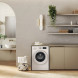 Whirlpool vrijstaande wasmachine in badkamerinterieur tegen kast geplaatst