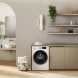 Whirlpool wasmachine in moderne badkamerinrichting tegen kastenwand geplaatst