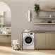 Whirlpool was/droogcombinatie ingebouwd in moderne badkamer met houten kasten en plantendecoratie