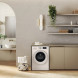 Whirlpool was-droogcombinatie in badkamerinterieur naast wastafel en kasten