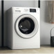 Whirlpool FFWDD 1076258 SV EE wasdroger in huiselijke omgeving met open deur