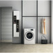 Whirlpool FFWDD 1076258 SV EE wasdroger in modern interieur met accessoires en wasgoed in ruimte
