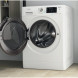 Whirlpool FFWDD 1076258 SV EE wasdroger in moderne keukenkamer met wandkasten en hangende kleding