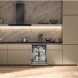 Whirlpool W7I HP40 LSC vaatwasser ingebouwd in moderne keuken met keukenkasten