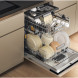 Whirlpool W7I HP40 LSC vaatwasser met volledig opengetrokken laden en vol geplaatste serviesgoed
